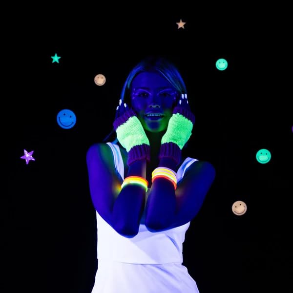 Red Heart Super Glow Glow Worm Green Yarn - 3 Pack of 1.8oz/50g - 100% Polyester - #4 Worsted (Medium) - 50 Yards - Knitting/Crochet Red Heart