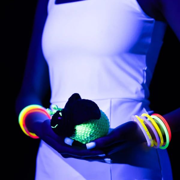 Red Heart Super Glow Glow Worm Green Yarn - 3 Pack of 1.8oz/50g - 100% Polyester - #4 Worsted (Medium) - 50 Yards - Knitting/Crochet Red Heart