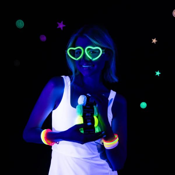 Red Heart Super Glow Glow Worm Green Yarn - 3 Pack of 1.8oz/50g - 100% Polyester - #4 Worsted (Medium) - 50 Yards - Knitting/Crochet Red Heart