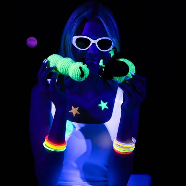 Red Heart Super Glow Glow Worm Green Yarn - 3 Pack of 1.8oz/50g - 100% Polyester - #4 Worsted (Medium) - 50 Yards - Knitting/Crochet Red Heart