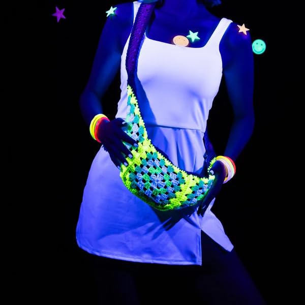 Red Heart Super Glow Glow Worm Green Yarn - 3 Pack of 1.8oz/50g - 100% Polyester - #4 Worsted (Medium) - 50 Yards - Knitting/Crochet Red Heart