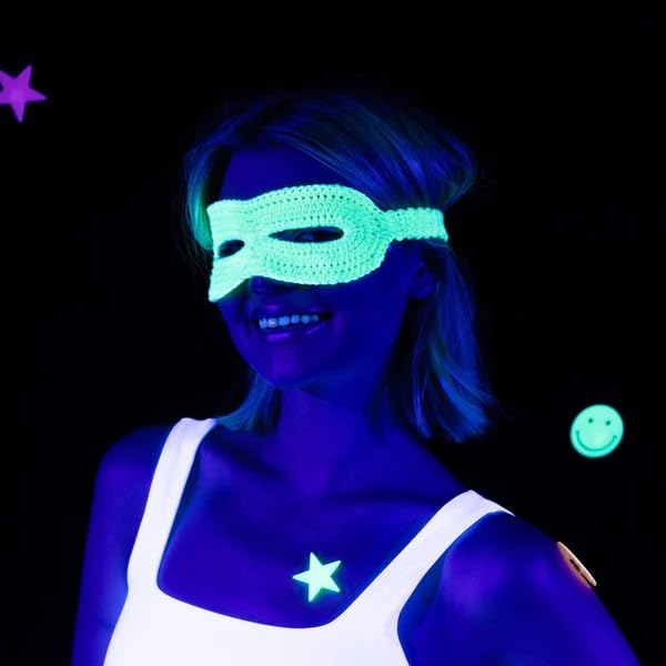 Red Heart Super Glow Glow Worm Green Yarn - 3 Pack of 1.8oz/50g - 100% Polyester - #4 Worsted (Medium) - 50 Yards - Knitting/Crochet Red Heart