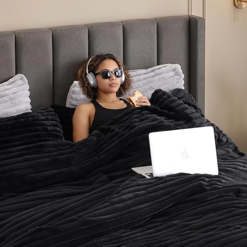 weigelia Black Comforter Full Set – Ultra Soft Plush Fleece Black Bed Set, Fluffy Warm Luxury Bedding Comforter with 2 Pillowcases, Cozy Heavy Warm Bed Set for Winter weigelia