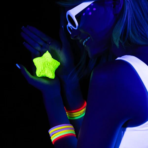 Red Heart Super Glow Glow Worm Green Yarn - 3 Pack of 1.8oz/50g - 100% Polyester - #4 Worsted (Medium) - 50 Yards - Knitting/Crochet Red Heart