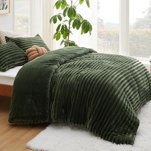 Bedsure King Comforter - GentleSoft™ 3 Pieces Double-Side Fleece Fluffy Olive Green Comforter Set, Cozy Striped Room Decor Aesthetic, Luxury King Size Bedding with 2 Pillowcases, 104x90 Inches Bedsure