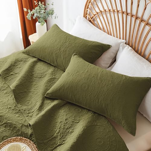 WURUIBO Olive Green Quilt Set Twin Size, Embossing Microfiber Bedspreads with Pillow Sham, Ligthweight Breathable Thin Coverlet, Reversible Bedding Set for All Season (1 Quilt, 1 Pillow Sham) WURUIBO