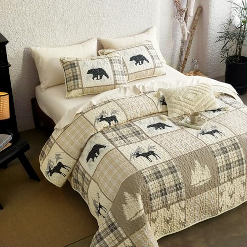 Wake In Cloud - Rustic Quilt Set, Cabin Lodge Christmas Bear Moose Deer Woodland Western Patchwork Country, Reversible Lightweight Bedspread Coverlet, 3 Pieces, Tan Cream, Queen/Full Size Wake In Cloud
