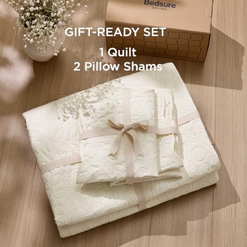 Bedsure Quilts Queen Size - Ultra Soft Pre-Washed Cloud-Like Bedding, All-Season Lightweight Comforter for Country Bedroom, Leaf Design Coverlet in Cream Yellow, 90 x 96 Inches Bedsure