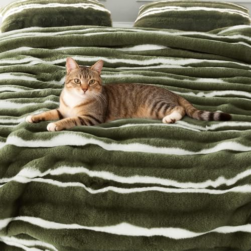 Wonderful 3 Pieces Fluffy Faux Rabbit Fur Comforter Set King Size, Dark Green Plush Fuzzy Bedding Set, Animal Stripes Design Warm Soft Comforter Bedding Set for All Season,104"x94" Wonderful