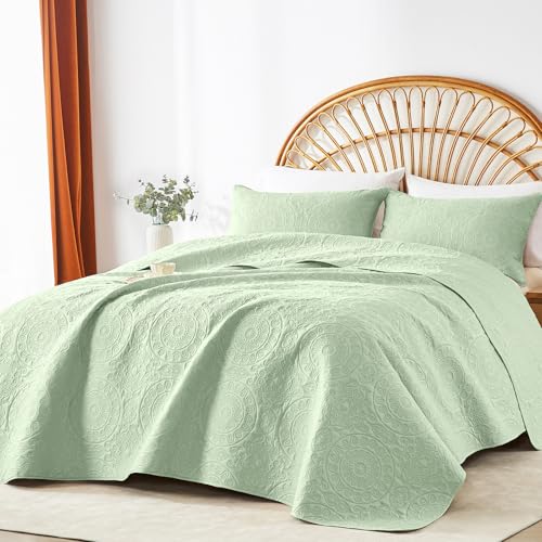 WURUIBO Light Green Quilt Set Queen Size, Embossing Microfiber Full Bedspreads with Pillow Sham, Ligthweight Breathable Thin Coverlet, Reversible Bedding Set for All Season (1 Quilt, 2 Pillow Shams) WURUIBO