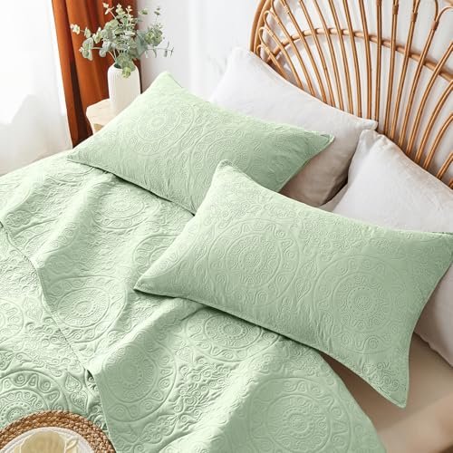 WURUIBO Light Green Quilt Set Queen Size, Embossing Microfiber Full Bedspreads with Pillow Sham, Ligthweight Breathable Thin Coverlet, Reversible Bedding Set for All Season (1 Quilt, 2 Pillow Shams) WURUIBO