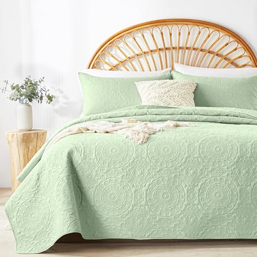 WURUIBO Light Green Quilt Set Queen Size, Embossing Microfiber Full Bedspreads with Pillow Sham, Ligthweight Breathable Thin Coverlet, Reversible Bedding Set for All Season (1 Quilt, 2 Pillow Shams) WURUIBO