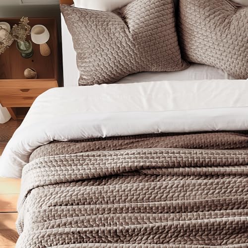 EVERGRACE Luxury Velvet Quilt Set King Size 3 Piece, Soft Cross-Stitch Velvet Comforter Set with Pillow Shams, Lightweight Coverlet Bedspread Bedding Set for All Seasons, Mushroom Brown EVERGRACEHOME