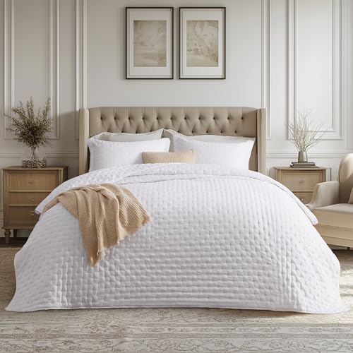 Bedsure King Quilt - Bright White Bedspread King Size & Lightweight Comforter, Modern Coverlet with Clover Pattern, Ultra Soft All-Season Bedding, 106 x 96 Inches Bedsure