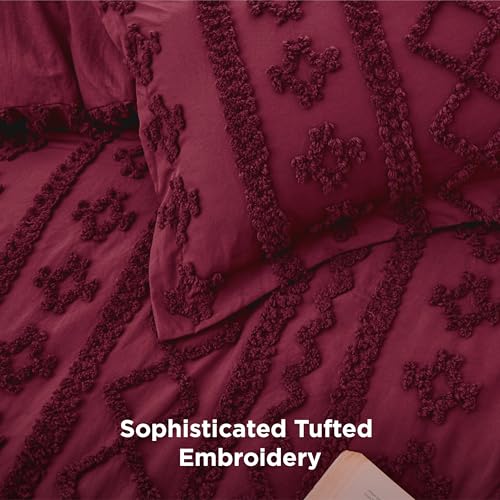 Bedsure Tufted Boho Comforter Set Queen Size - Burgundy Boho Bed Set, GentleSoft™ 3 Pieces Farmhouse Shabby Chic Embroidery Bedding, Gifts for Woman, Soft Jacquard Queen Comforter for All Seasons Bedsure