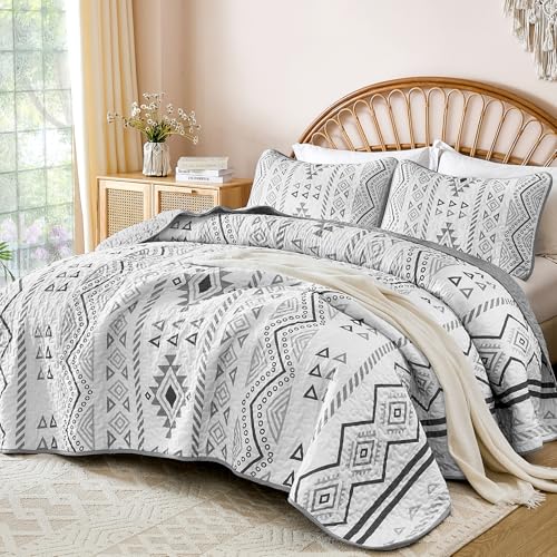 Drucon Boho King Size Aztec Quilt Set 3 Pieces Grey Ultra Soft Lightweight Quilt Beddding Set, Microfiber Bohemian Bedspread Coverlet Set with 2 Pillowcases for All Season (King, 104"x90") Drucon