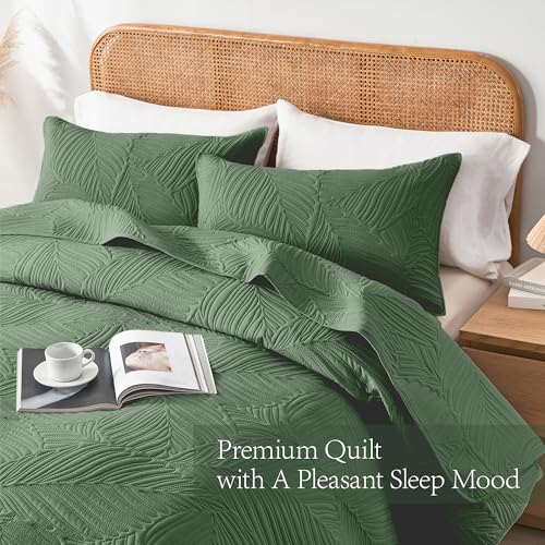 OARAGE King Quilt Bedding Set Lightweight Soft Olive Green Bedspread Coverlet with Leaf Pattern,Ultrasonic Microfiber Bed Cover Set for All Season 3 Pieces (1 Quilt, 2 Shams) OARAGE