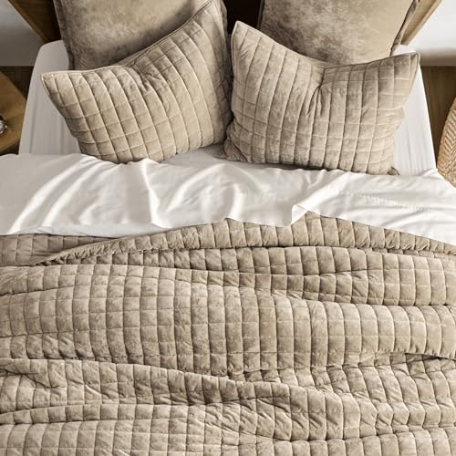 RECYCO Luxury Velvet Quilt Set King Size Bedding Sets, Ultra Soft Velvet Comforter Set, Lightweight Channel Box Stitch Oversized Bedspread Coverlet for All Season, with 2 Shams, Urban Taupe RECYCO