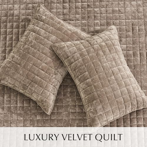 RECYCO Luxury Velvet Quilt King Size Bedding Set, Ultra Soft Velvet Comforter Set, Lightweight Quilted Channel Box Stitch Oversized Bedspread Coverlet for All Season, with 2 Shams, Natural Tan RECYCO