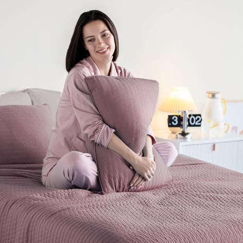 Oversized King Quilt Set 112"x106" – Soft Washed 3-Layer Lightweight California King Bedspread, Minimalist Nordic Design, All-Season Quilt Bedding (1 Quilt + 2 Pillow Shams), Twilight Mauve Purple KASENTEX