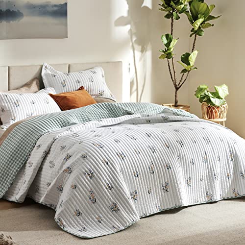 Bedsure Twin Quilt Dorm Bedding - Lightweight Floral Comforter Quilt Twin Extra Long, Green and White Plaid Botanical Bedspread, Reversible Microfiber Coverlet for All Seasons (68"x86") Bedsure