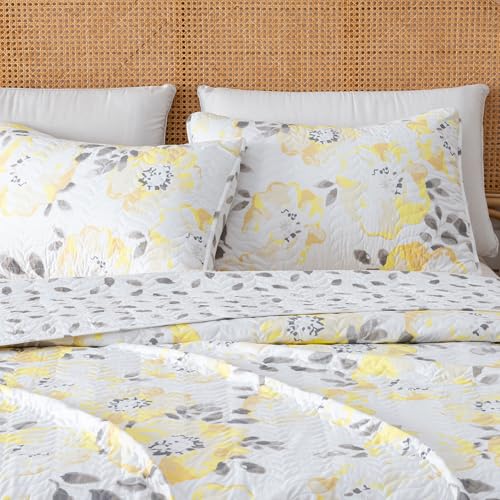 Great Bay Home Floral King Quilt Set with Shams, Yellow Floral Bedding Set, All-Season, Lightweight Bedspread. Reversible. Farmhouse Bedding. (King, Helene) Great Bay Home