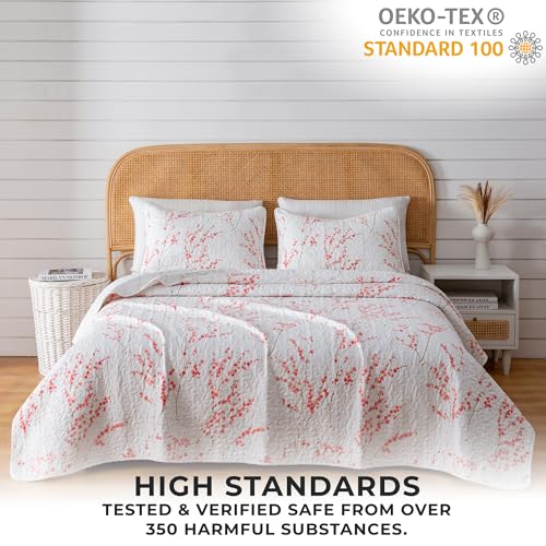 Great Bay Home Floral Full/Queen Quilt Set with Shams, Pink Floral Bedding Set, All-Season, Lightweight Bedspread. Reversible, Farmhouse Bedding. (Full/Queen, Sakura) Great Bay Home