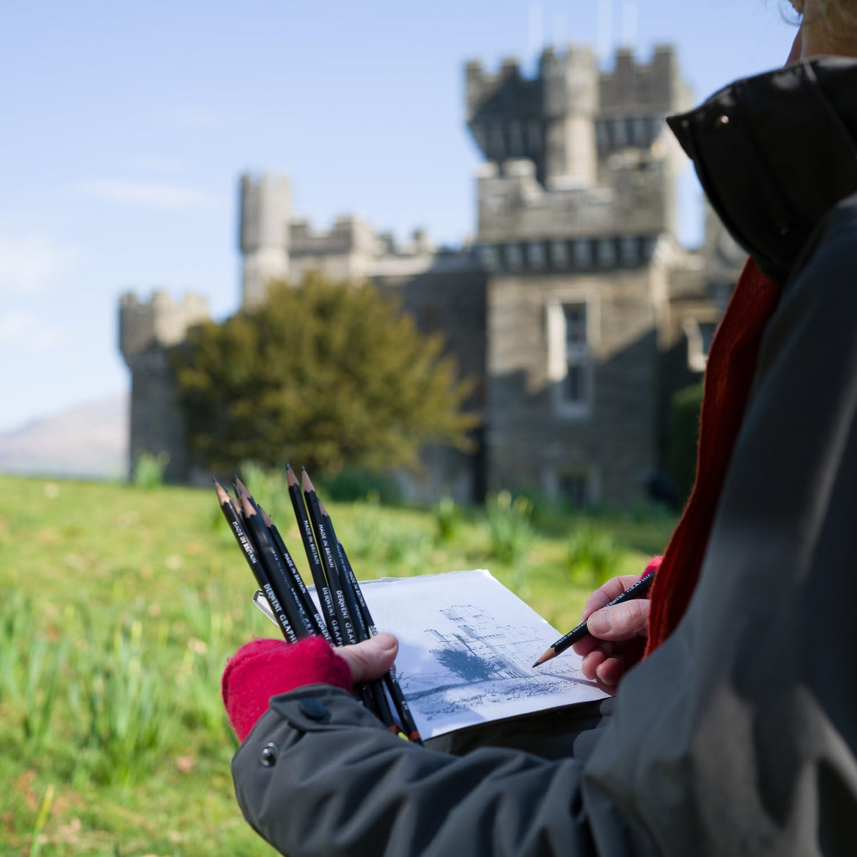 Derwent Graphic Drawing Pencils, Medium, Metal Tin, 12 Count (34214) Derwent