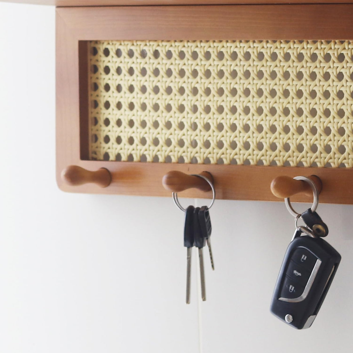 FRIADE PE Rattan Key Holder with 4 Key Hooks,Wall Mounted Decorative Floating Shelf for Entryway,Nursery,Mudroom, Hallway, Office (Retro Brown) FRIADE