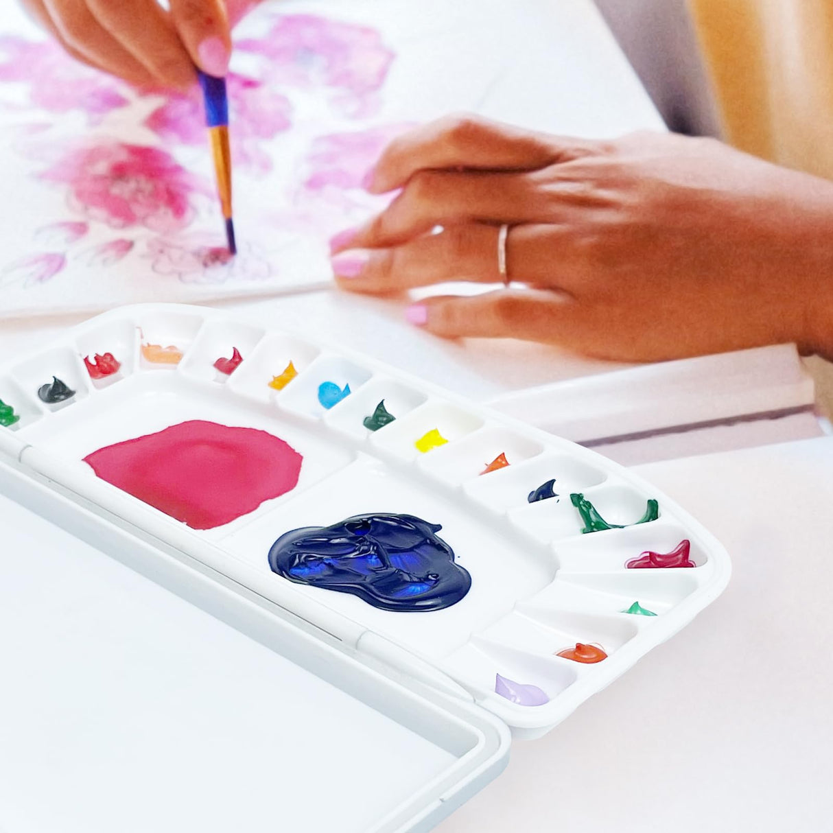 Falling in Art Airtight Watercolor Palette, Plastic Paint Palette with 16 Wells and 2 Mixing Areas, Folding Paint Tray with Lid, Suitable for Acrylic, Gouache and Watercolor Falling in Art