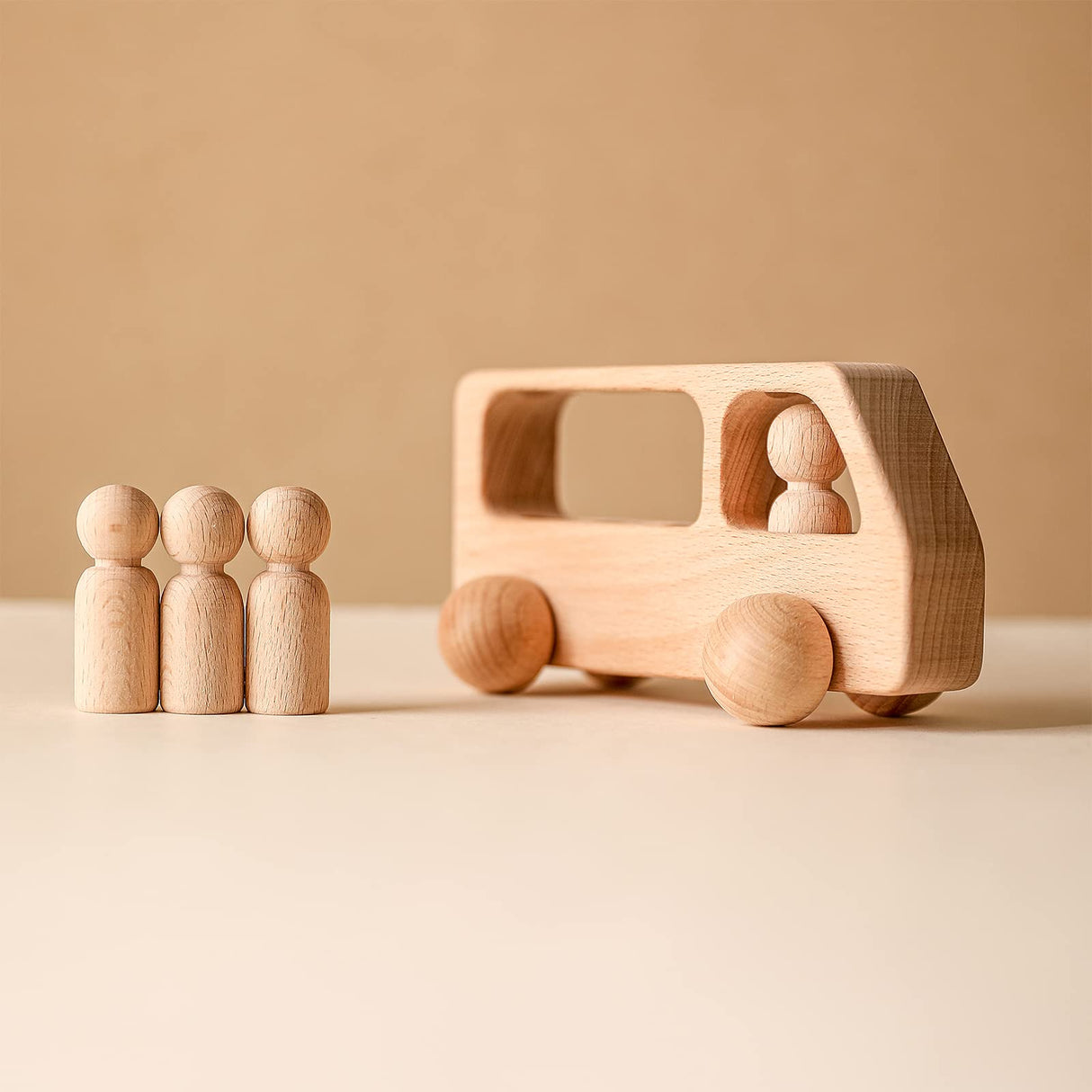 4 Wooden Figures in The Bus - Peg Dolls Unfinished Wooden Peg People Cars Wooden Figures Shape Preschool Learning Educational Toys Montessori Toys for Toddlers WOODEN TEETHER