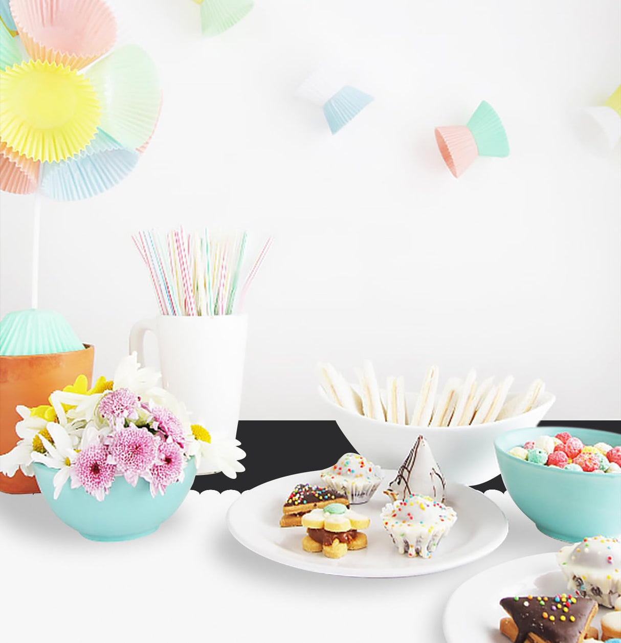 MUNILAIL 6 Pcs White Scalloped Table Runner 14 x 108 Plastic Table Runner for Birthday Wedding Baby Shower Party Disposable Table Runner MUNILAIL