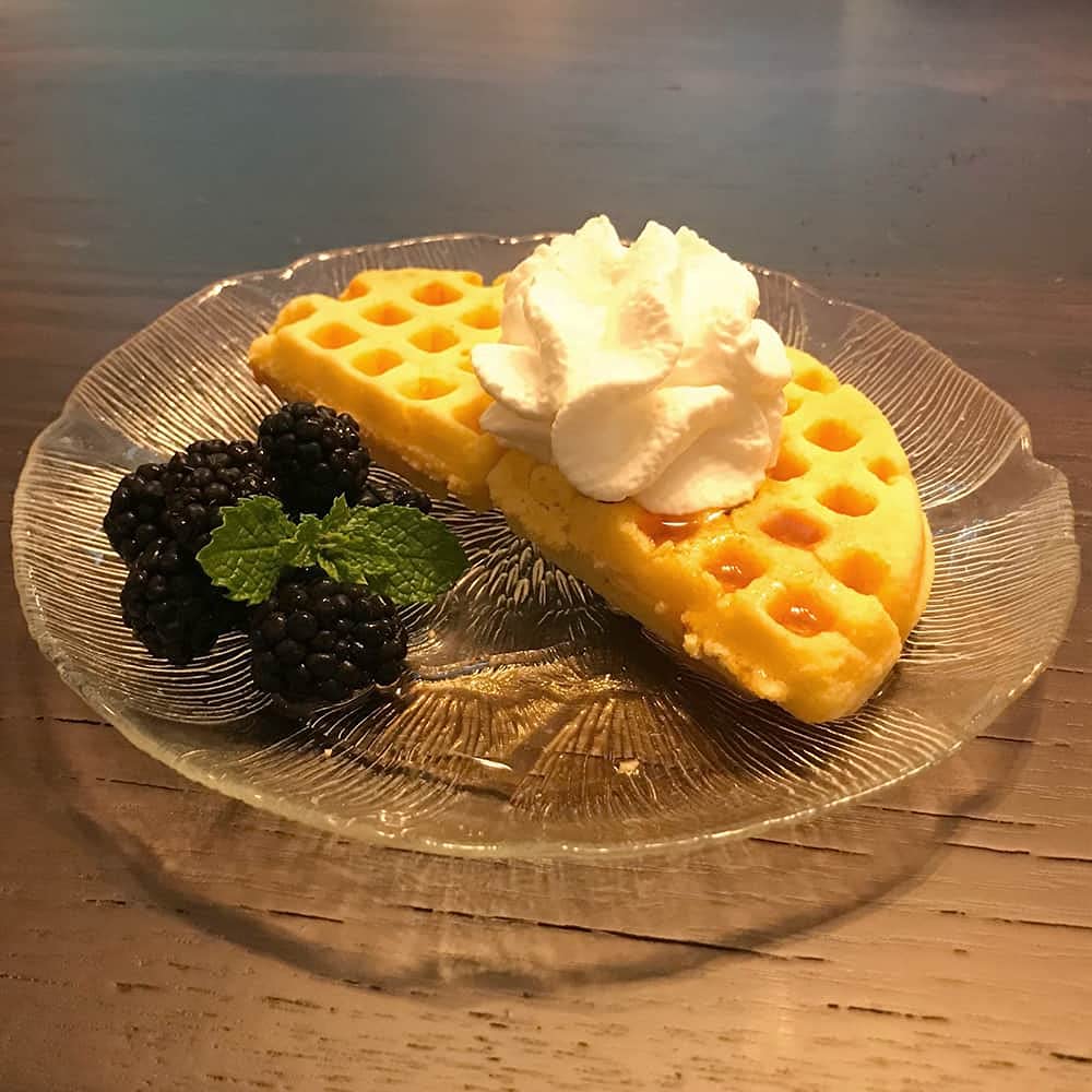 Lehman's Cast Iron Waffle Maker, Two Piece Hinged Non-Electric Waffle Iron for Stovetop or Grill Makes 7" Round Waffles, Non-Drip Double Rim, 8 pounds Lehman's