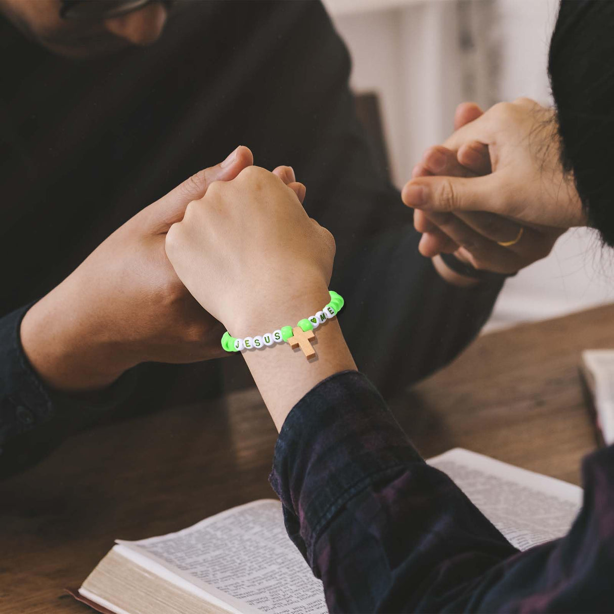 Sanixin 32 Set Jesus Love Me Faith DIY Bead Craft Kit Making Religious Bracelet Beads for VBS Week Sunday School Bible Verse Gifts Wooden Cross Bracelet Craft Kit Sanixin