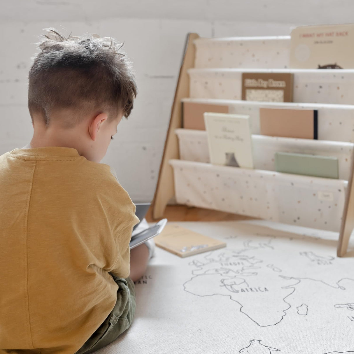 3 Sprouts Recycled Fabric Kids Bookshelf β 4-Tier Sling Book Rack Organizer - Nursery Room Playroom Classroom Wooden Book Shelves - Kid Bookcase Wood Storage Shelf for Toddler Age 3+ - Terrazzo Cream 3 Sprouts