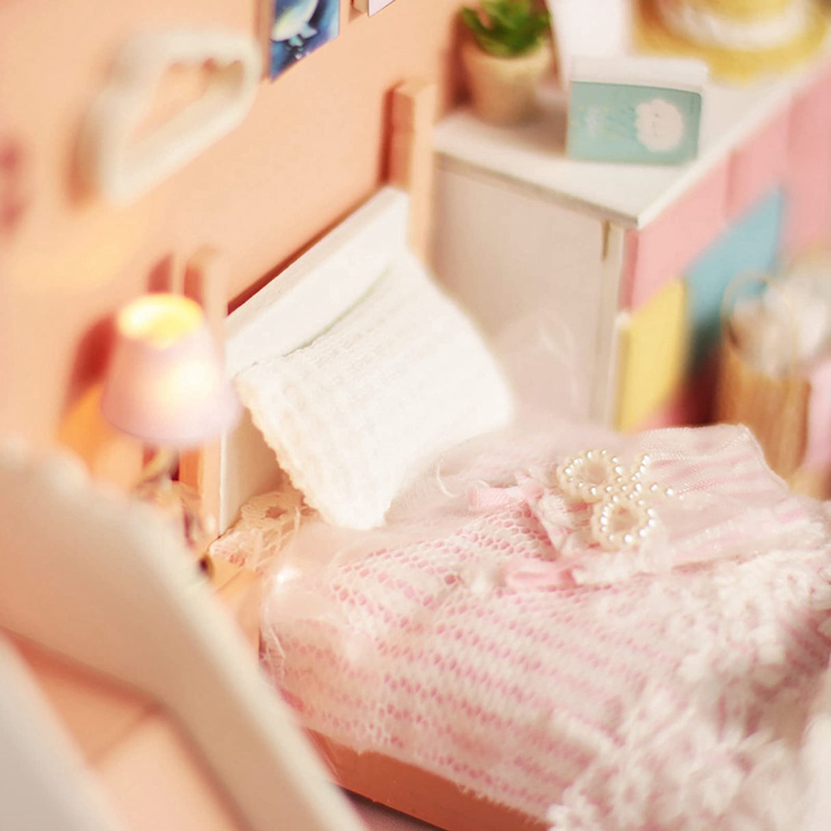 Wooden Dollhouse Kit Miniature Handicraft Assembly Model with LED Lights and Furniture Creative DIY Project for Teens and Adults 18x13.5x13.2cm Keenso