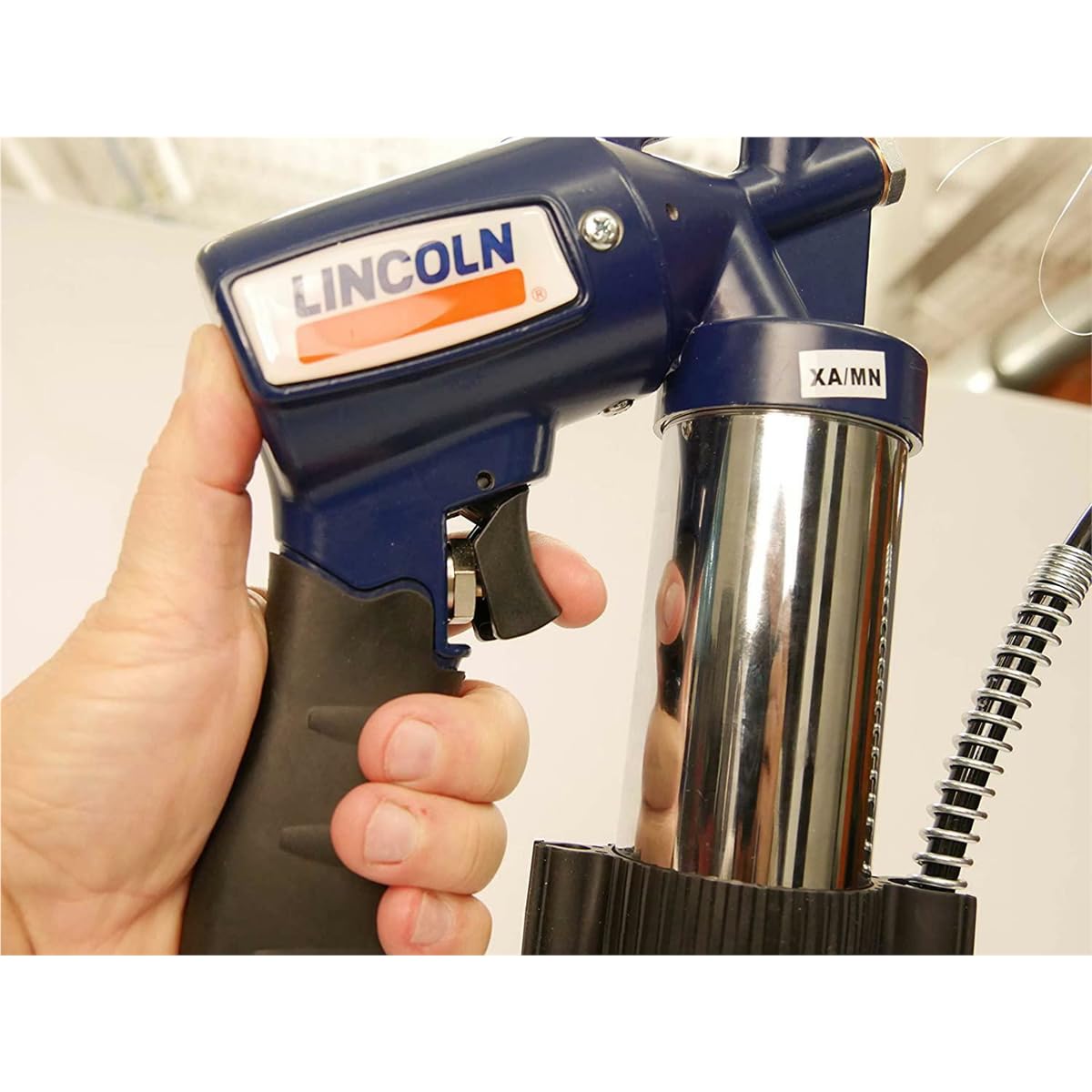 Lincoln 1162 Pneumatic Grease Gun with 30" High-Pressure Hose and Coupler, Variable Speed Trigger, 6,000 PSI, Fully Automatic, Continuous Operation, Combination Filler Coupler Air Bleeder Valve Lincoln