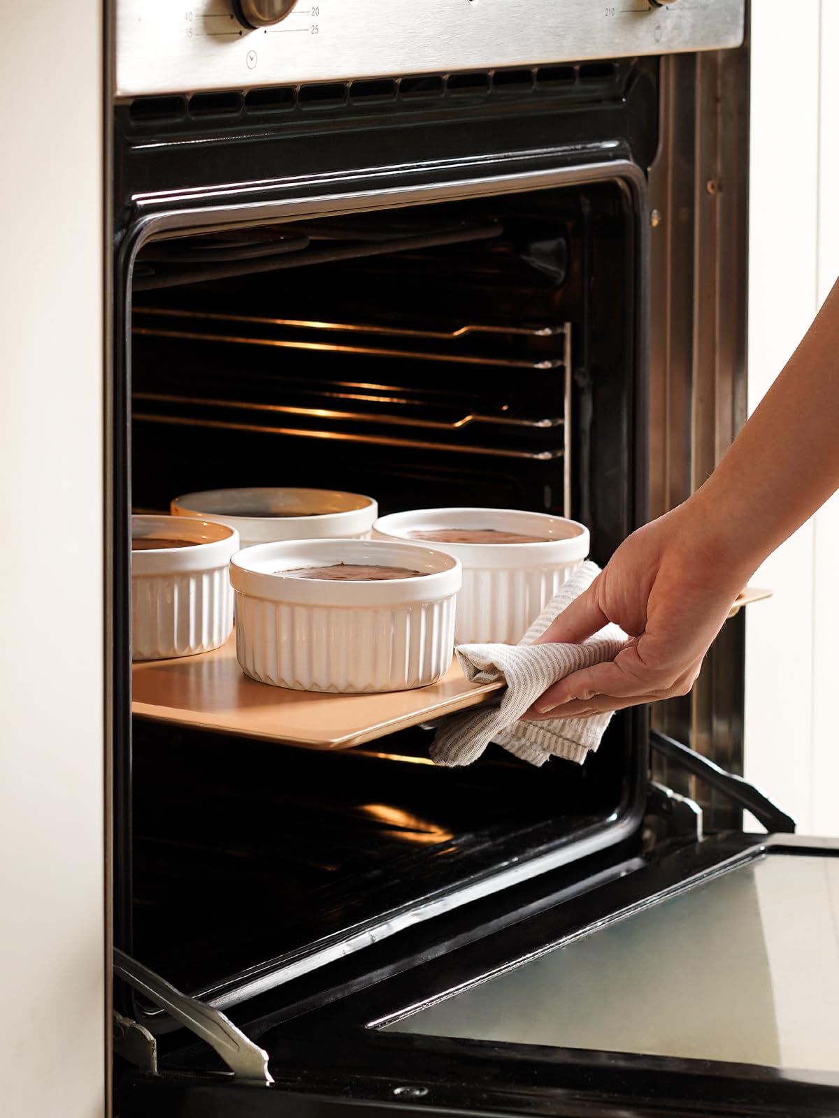 LE TAUCI Ramekins with Lids, 8 OZ Ramekins Oven Safe, Creme Brulee Ramekin Bowls, Ceramic Souffle Dishes with Covers, Custard Cups for Baking, Pudding, Serving Dip, Ice Cream, Set of 4, White LE TAUCI