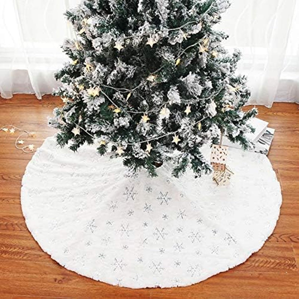 48inch White Christmas Tree Skirt Tree Carpet Blanket, Soft 4ft Xmas Christmas Tree Blanket with Silver Snowflake White Faux Fur Carpet for Christmas Holidays Drezesov