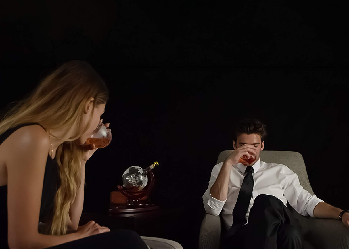 Attractive Home Bar Décor 5pc Whiskey/Wine Globe Decanter Set, World Etched Bottle with 4 Premium Glass Cups on Attractive Mahogany Wood Stand. - THE PERFECT PRESENT - Le'raze