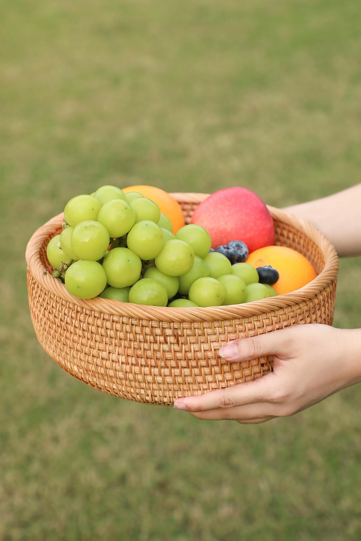 HITOMEN Handmade Rattan Bread Baskets Round Wicker Fruit Serving Storage Bowls, Natural Woven Decorative Kitchen Counter Organizing (Honey Brown) M-9.1" HITOMEN