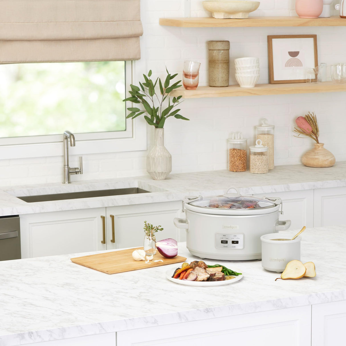 Crock-Pot 7 Quart Cook and Carry Slow Cooker with Touch Control, 4 Pre Programmed Settings, Removable Stoneware, and Locking Lid, Mushroom Crock-Pot