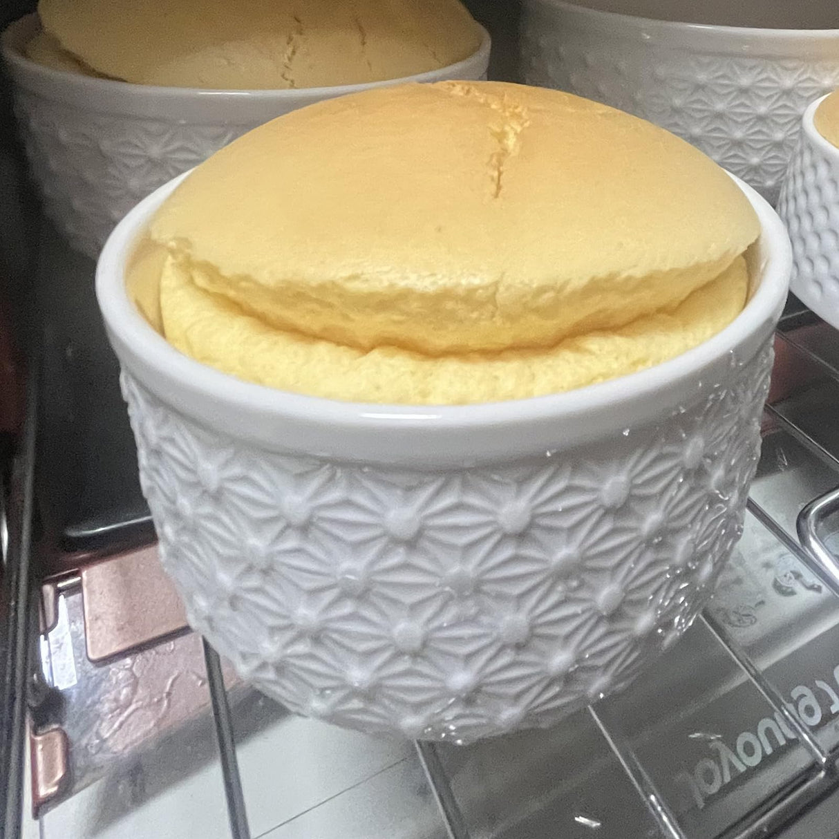 Mosuji 10 oz Set of 4 Oven-Safe Porcelain Ramekins with Lids, Large White Souffle and Creme Brulee Baking Dishes, Ramekin Bowls for Sauce and Dessert Mosuji