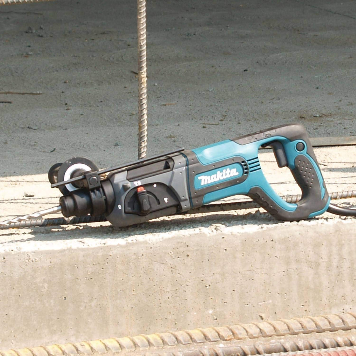 Makita HR2475 1" Rotary Hammer, accepts SDS-PLUS bits (D-handle) Makita