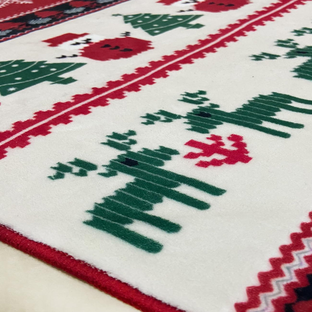 Christmas Area Rugs 4x6 Machine Washable High Traffic Xmas Door Mat Non-Slip Floor Carpet for Living Room Dining Room Bedroom Entryway & Hallway, Snow Print BNUNWISH