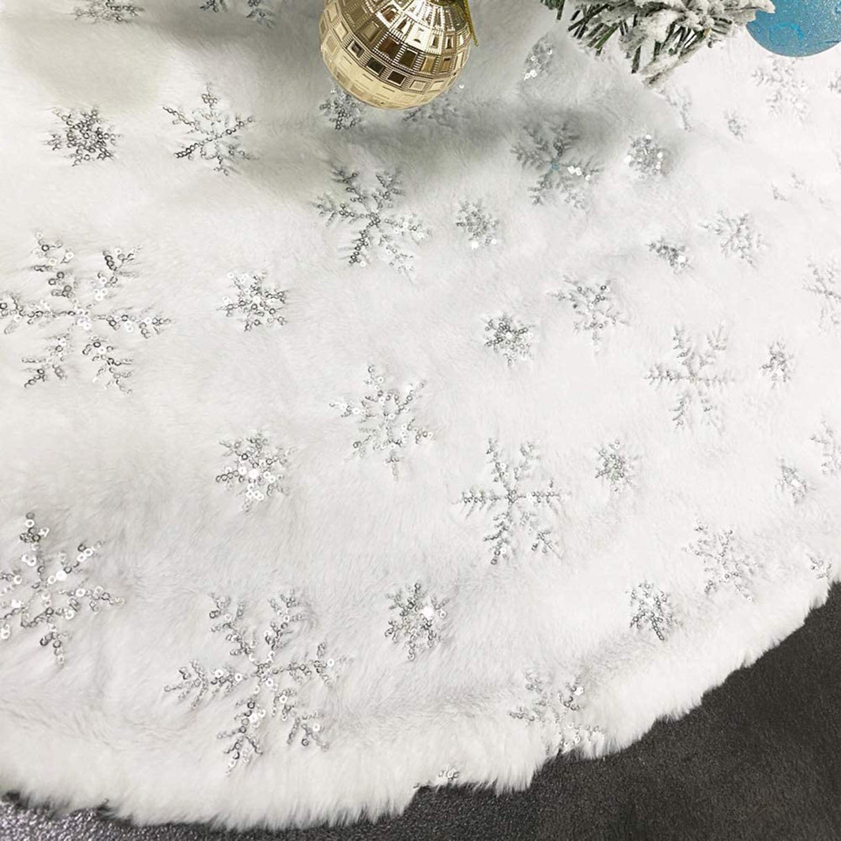 CHICHIC 48 Inch Large Christmas Tree Skirt White Tree Skirt Xmas Faux Fur Tree Skirts Christmas Decorations for Holiday Tree Ornaments Christmas Party Home Decorations with Sequin Silver Snowflakes CHICHIC
