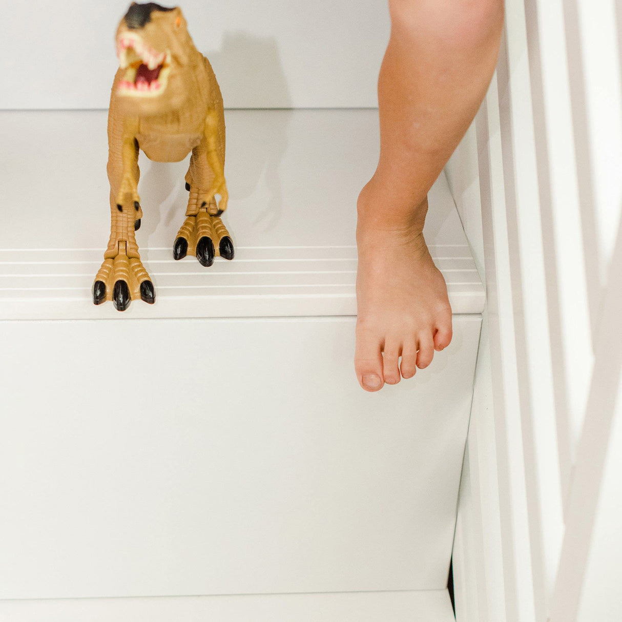 Max & Lily Low Bunk with Stairs and Single Guard Rail, White Max & Lily