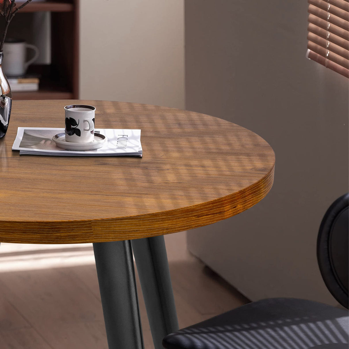 Comfy to go Round Dining Table, 31.5" Small Kitchen Table for 2-4 Person, Mid Century Modern Dining Table with 1.4" Thickness Wood Grain Tabletop for Dining, Living Room, Small Space (Brown) Comfy to go