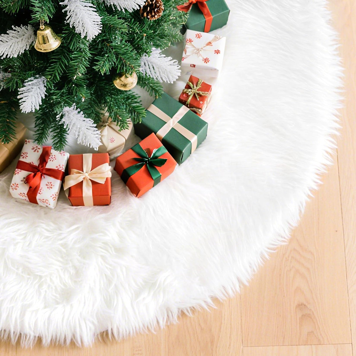 RAINFLOW 36" Christmas Tree Skirt - Faux Fur White Christmas Tree Skirts, Plush Velvet Xmas Decoration Indoor for Home Farmhouse Shop Restaurant School Holiday Party RAINFLOW