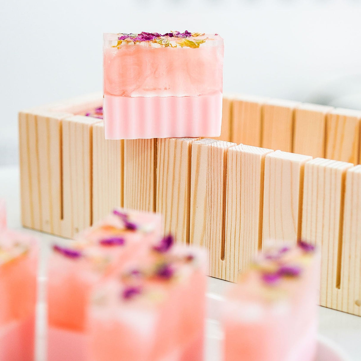 haclum Soap Making Kit for Adults and Kids - Soap Making Supplies with Melt & Pour Soap Base, Soap Loaf Molds, Cutting Box, Silicone Molds, Essential Oil & Fragrances Beginner DIY Craft Kits haclum